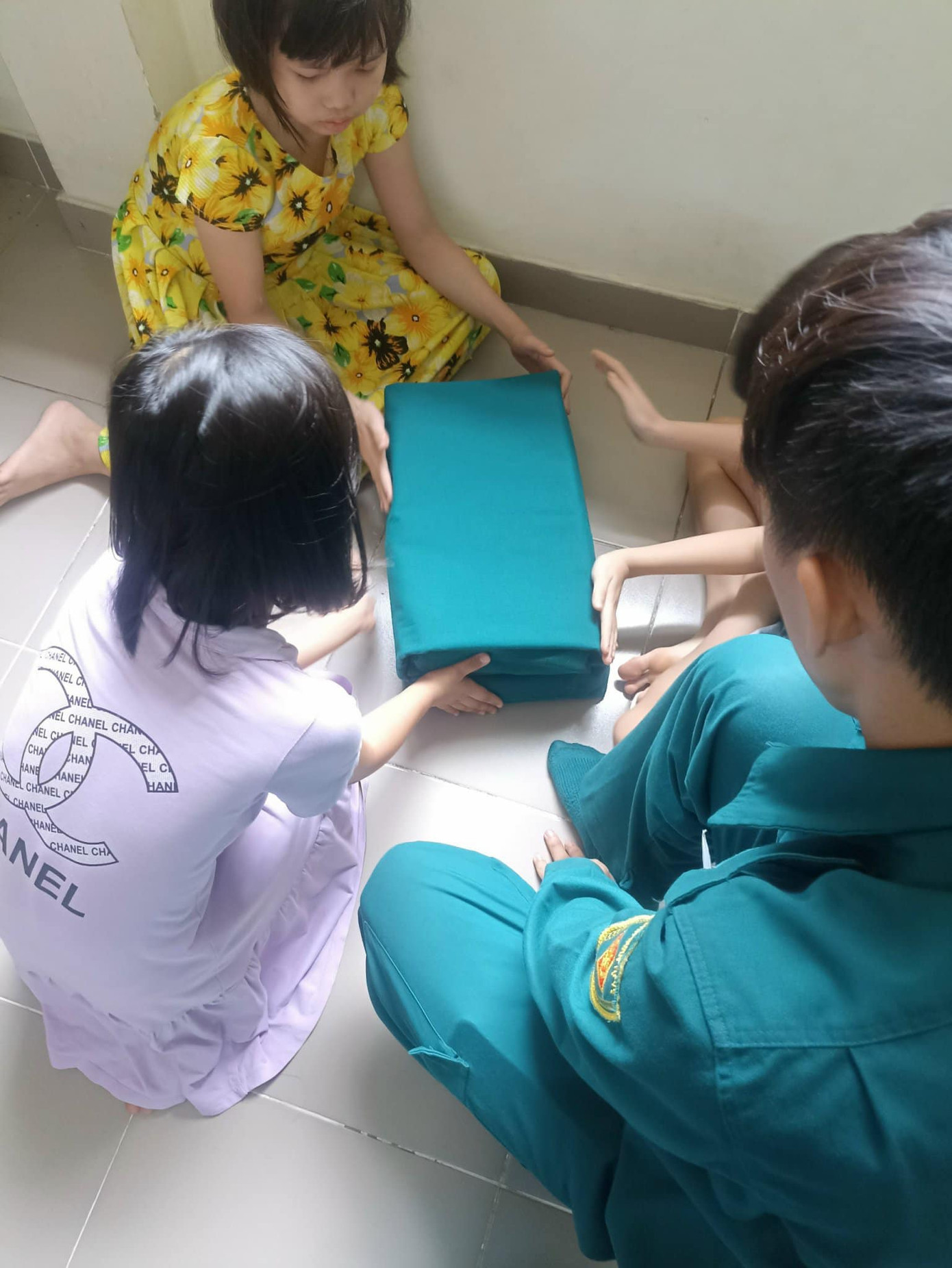 Các em được tham gia xếp nội vụ, rèn luyện tính cẩn thận, ngăn nắp và tỉ mỉ. Ảnh: Ban Chỉ Huy Quân Sự Phường 12 Quận Gò Vấp.