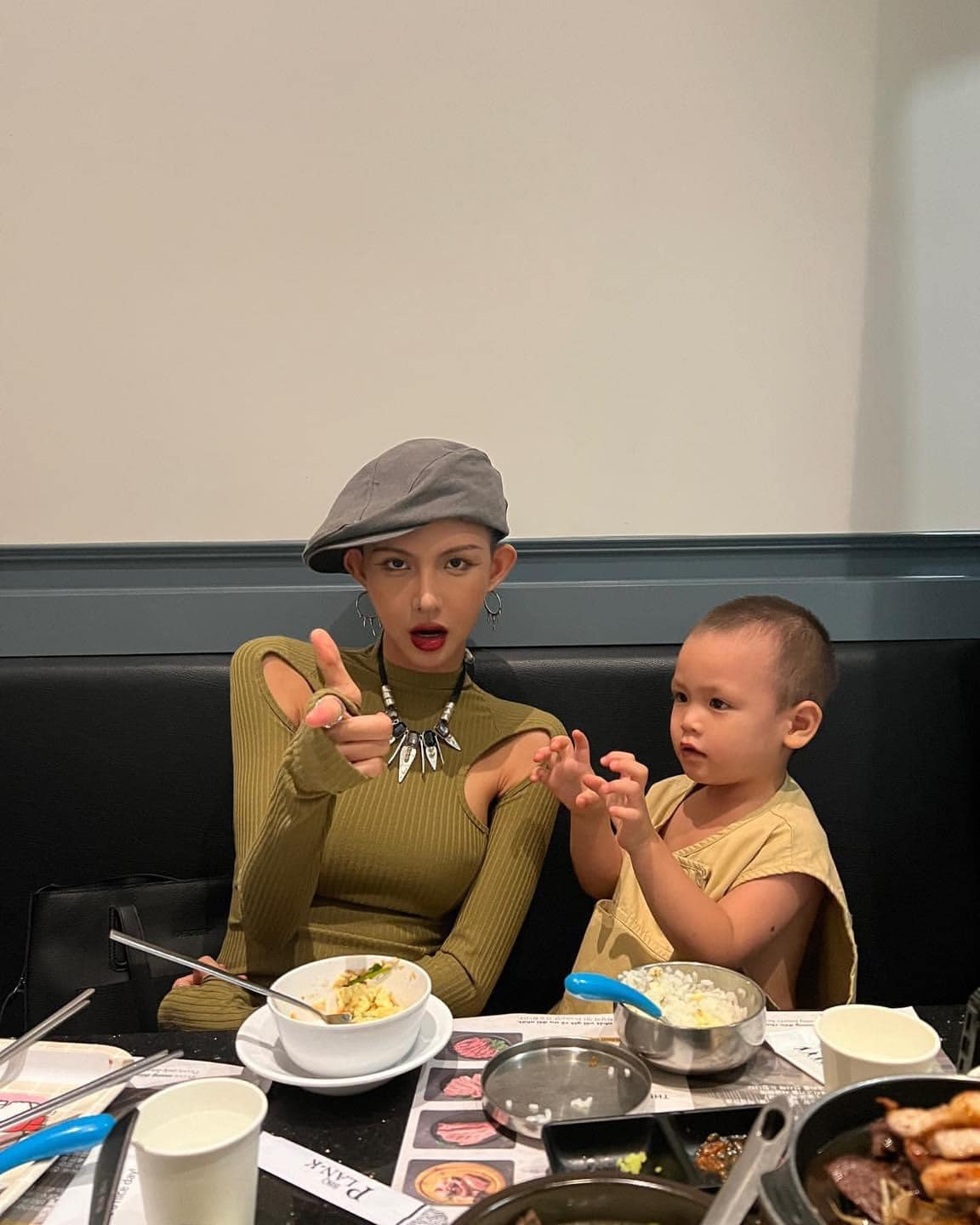 Netizen mong những điều tốt đẹp nhất sẽ đến với 3 mẹ con.