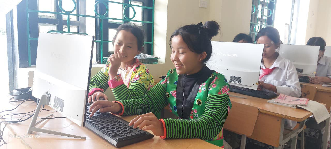 Phòng tin học ở điểm trường Sá Tổng - Điện Biên. Phòng tin học ở điểm trường Sá Tổng - Điện Biên.