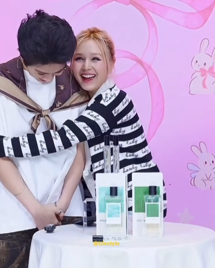 Trong buổi livestream tối 11/8, Xoài Non và Gil Lê xuất hiện cùng nhau. Trong buổi livestream tối 11/8, Xoài Non và Gil Lê xuất hiện cùng nhau.