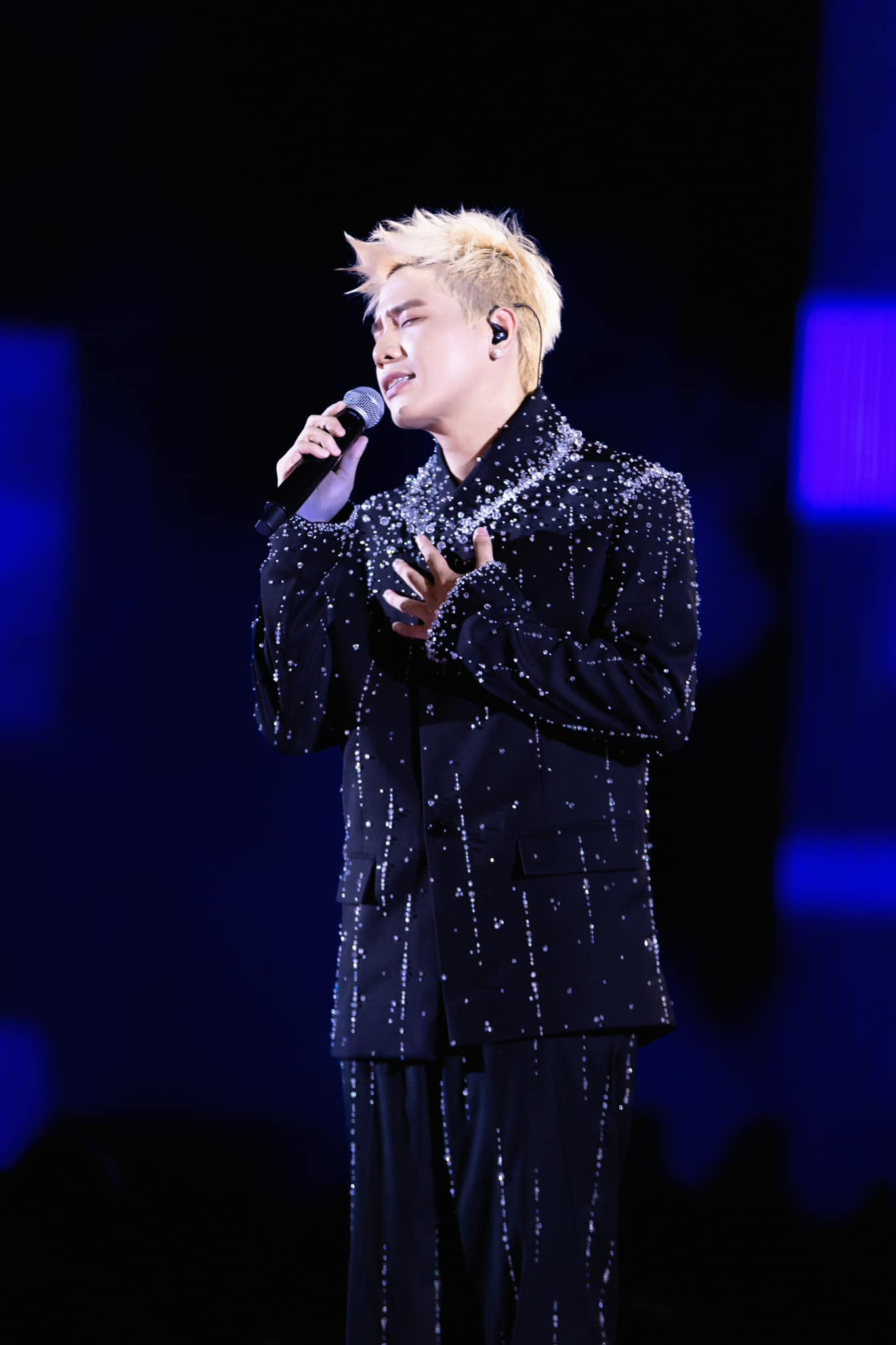 Do lịch trình cá nhân nên Quân A.P đến địa điểm biểu diễn muộn hơn 1 ngày.