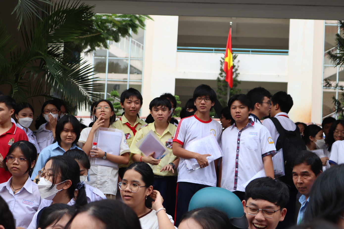 THPT chuyên Lê Hồng Phong và THPT chuyên Trần Đại Nghĩa đã công bố điểm chuẩn lớp chuyên Anh. Ảnh: Văn Tùng THPT chuyên Lê Hồng Phong và THPT chuyên Trần Đại Nghĩa đã công bố điểm chuẩn lớp chuyên Anh. Ảnh: Văn Tùng