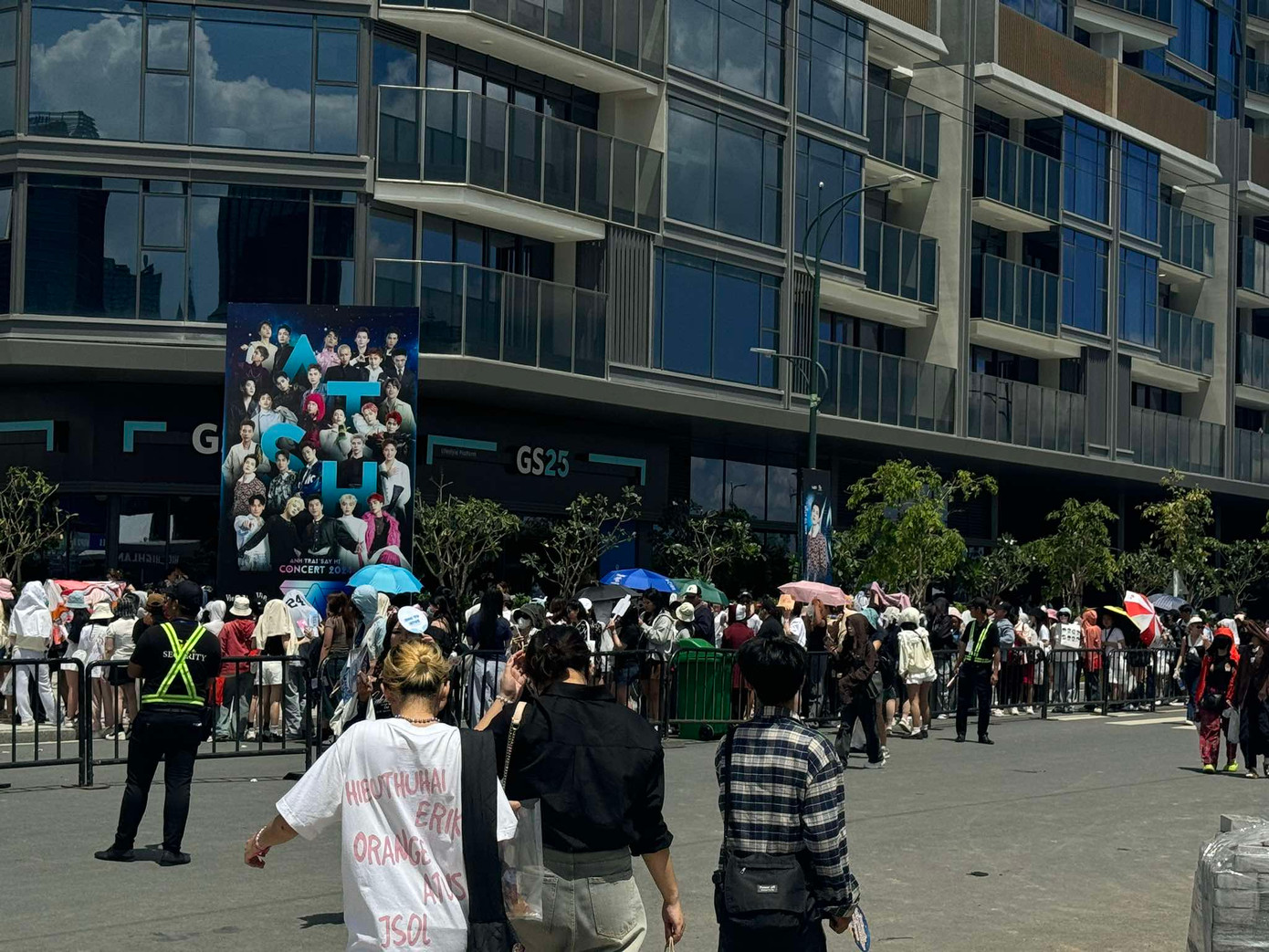 Bất chấp trời nắng nóng gay gắt, khán giả đã có mặt từ sớm để xếp hàng vào khu fanzone. Bất chấp trời nắng nóng gay gắt, khán giả đã có mặt từ sớm để xếp hàng vào khu fanzone.