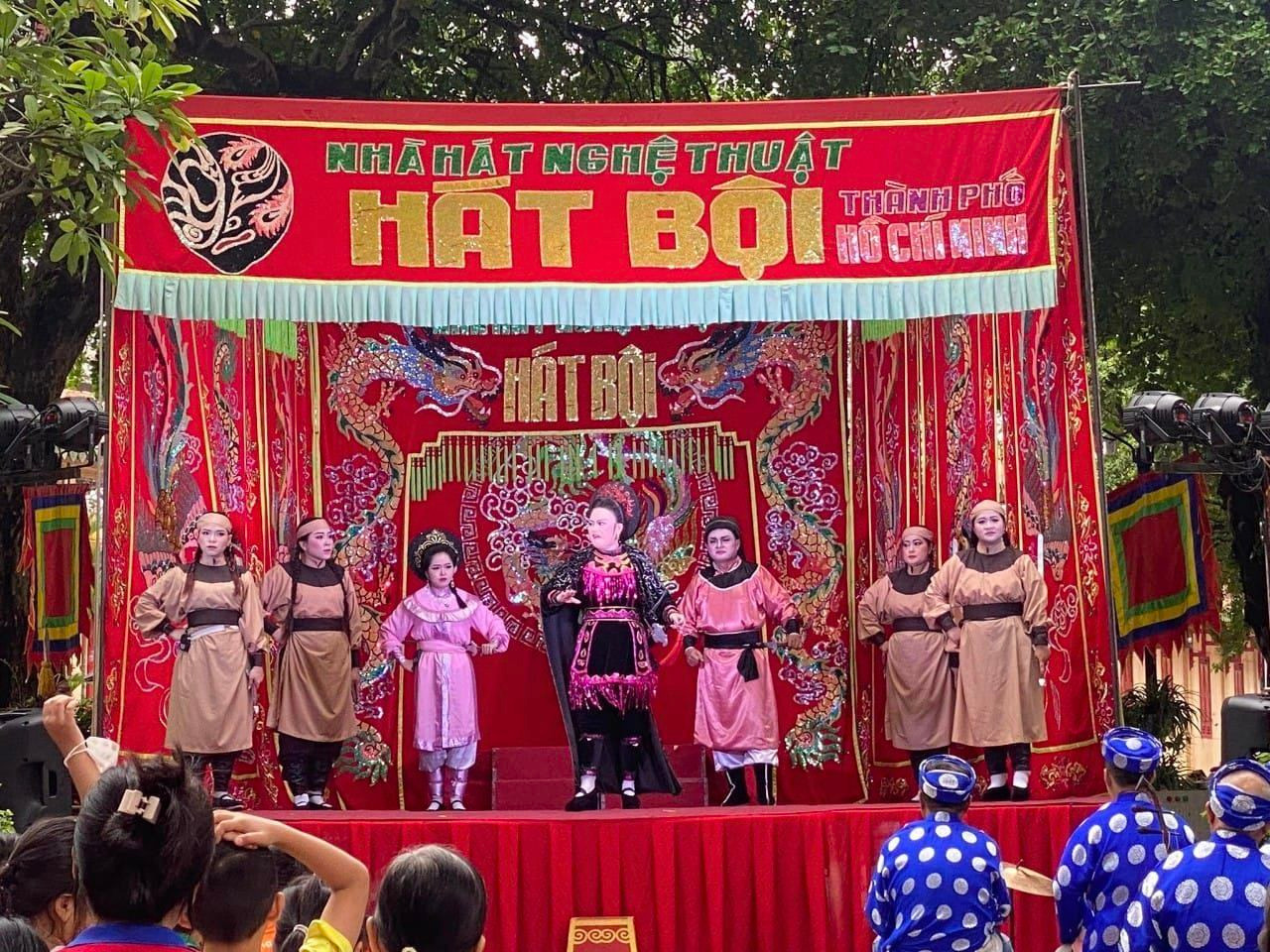 Ảnh: Đoàn Trường THPT Hoàng Hoa Thám