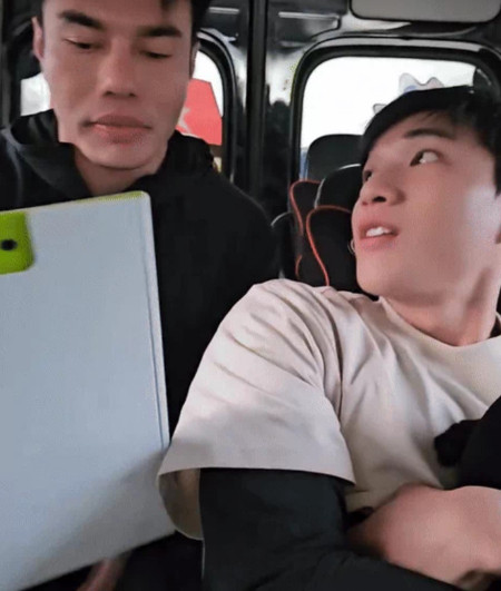 HIEUTHUHAI không khỏi bất ngờ trước hành động thân mật quá đà của đàn anh. HIEUTHUHAI không khỏi bất ngờ trước hành động thân mật quá đà của đàn anh.