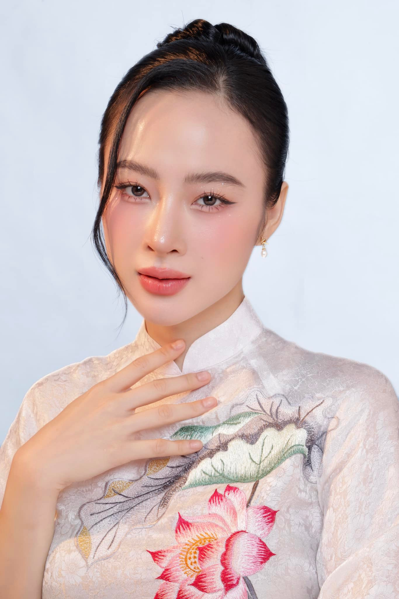 Angela Phương Trinh giờ được biết đến nhiều hơn ở mảng kinh doanh. Angela Phương Trinh giờ được biết đến nhiều hơn ở mảng kinh doanh.