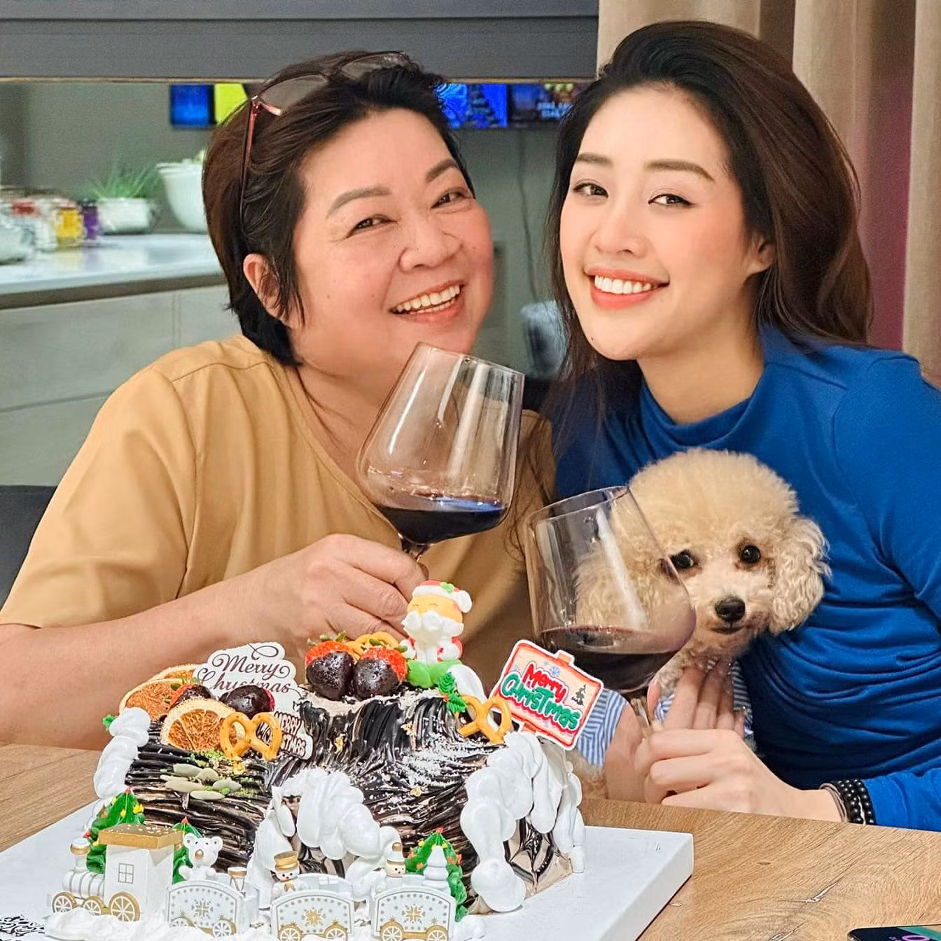 Hoa hậu Khánh Vân gửi đến mẹ: "Con yêu mẹ, mong mẹ thật khỏe, thật vui, thật hạnh phúc".
