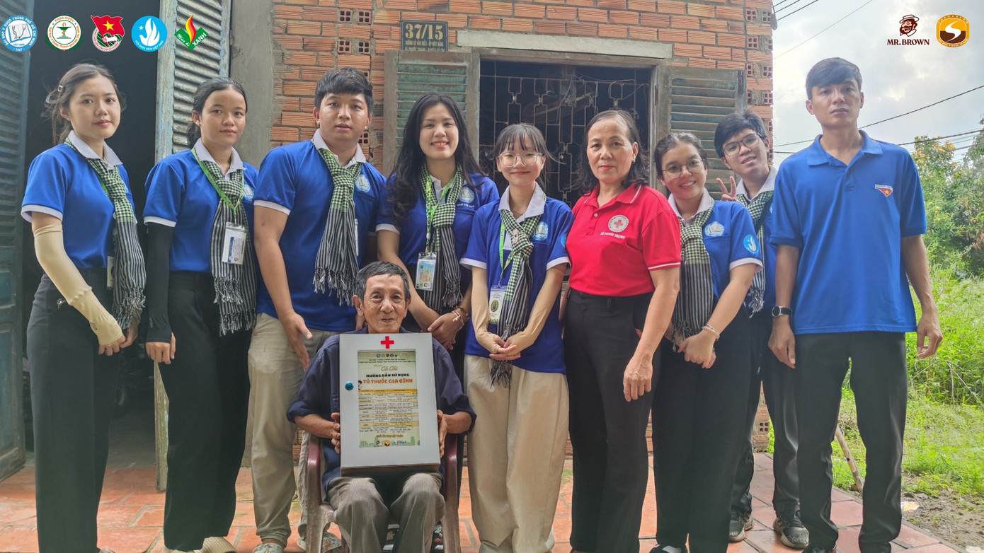 Ảnh: Blouse trắng tình nguyện Đại học Y Dược TP. Hồ Chí Minh Ảnh: Blouse trắng tình nguyện Đại học Y Dược TP. Hồ Chí Minh