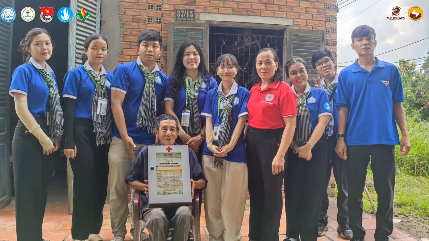 Ảnh: Blouse trắng tình nguyện Đại học Y Dược TP. Hồ Chí Minh Ảnh: Blouse trắng tình nguyện Đại học Y Dược TP. Hồ Chí Minh