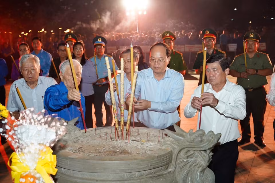 Các lãnh đạo, nguyên lãnh đạo dâng hương, thắp nến tại Nghĩa trang liệt sĩ TP.HCM.