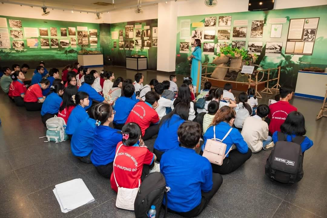 Tổ chức cho thiếu nhi học hỏi lịch sử thông qua những chuyến đi thực tế là cách hữu hiệu để giáo dục tình yêu nước và truyền thống dân tộc. Ảnh: Đoàn Cơ Sở. Tổ chức cho thiếu nhi học hỏi lịch sử thông qua những chuyến đi thực tế là cách hữu hiệu để giáo dục tình yêu nước và truyền thống dân tộc. Ảnh: Đoàn Cơ Sở.