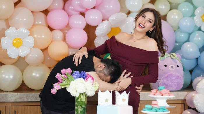 Ông xã Võ Hoàng Yến cực kì hạnh phúc khi biết giới tính của con. Ông xã Võ Hoàng Yến cực kì hạnh phúc khi biết giới tính của con.