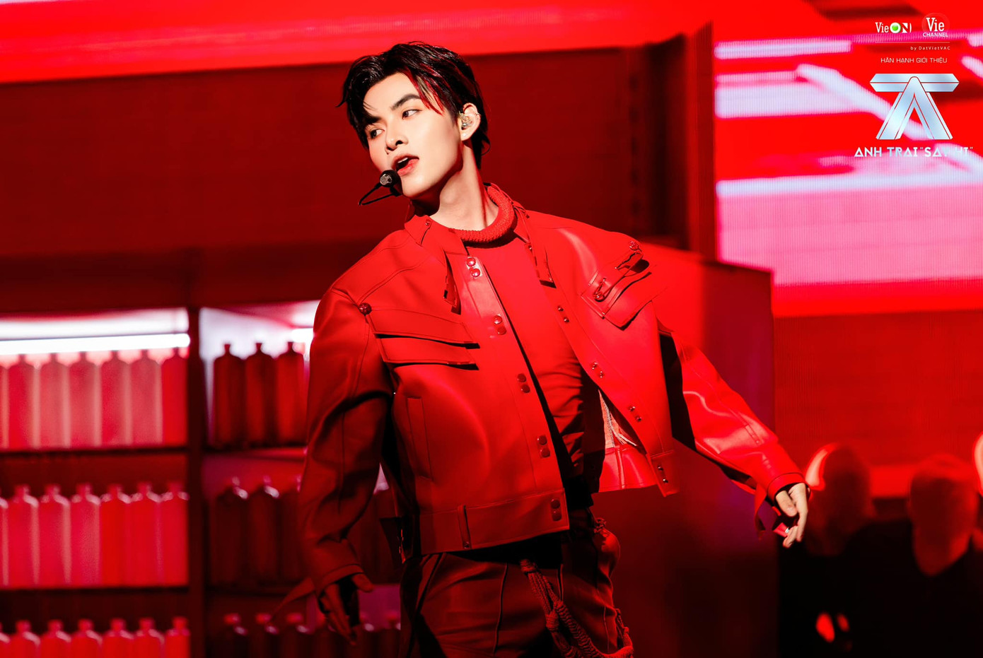 Trong khi Rhyder, WEAN LE có những đoạn rap catchy, cuốn hút thì Hùng Huỳnh lại có phần &quot;lép vế&quot; hơn khi chỉ thể hiện được khả năng nhảy của mình.