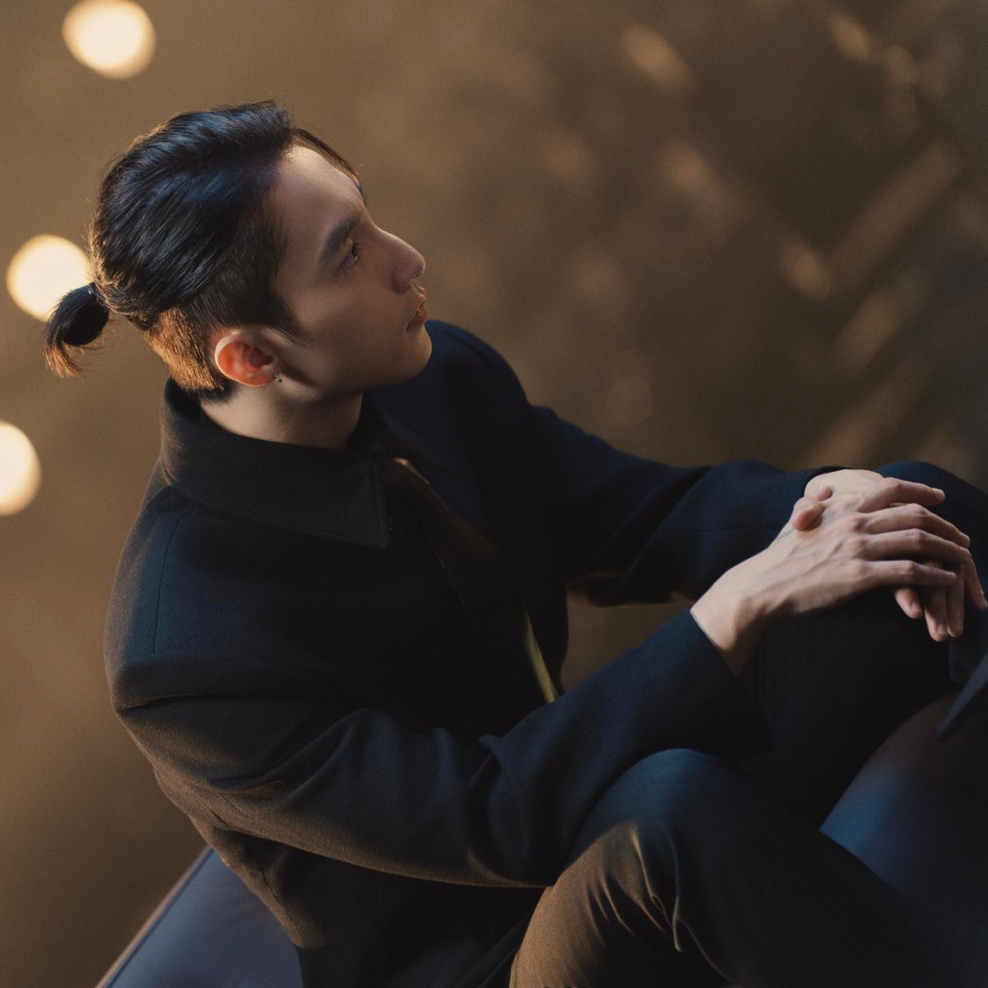 Tạo hình cool ngầu của Sơn Tùng trong MV mới.