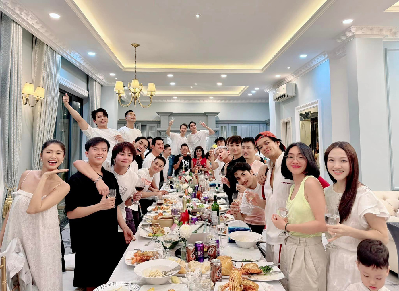 Dàn &quot;anh tài&quot; vừa có buổi tiệc thịnh soạn tại nhà ca sĩ Đăng Khôi.