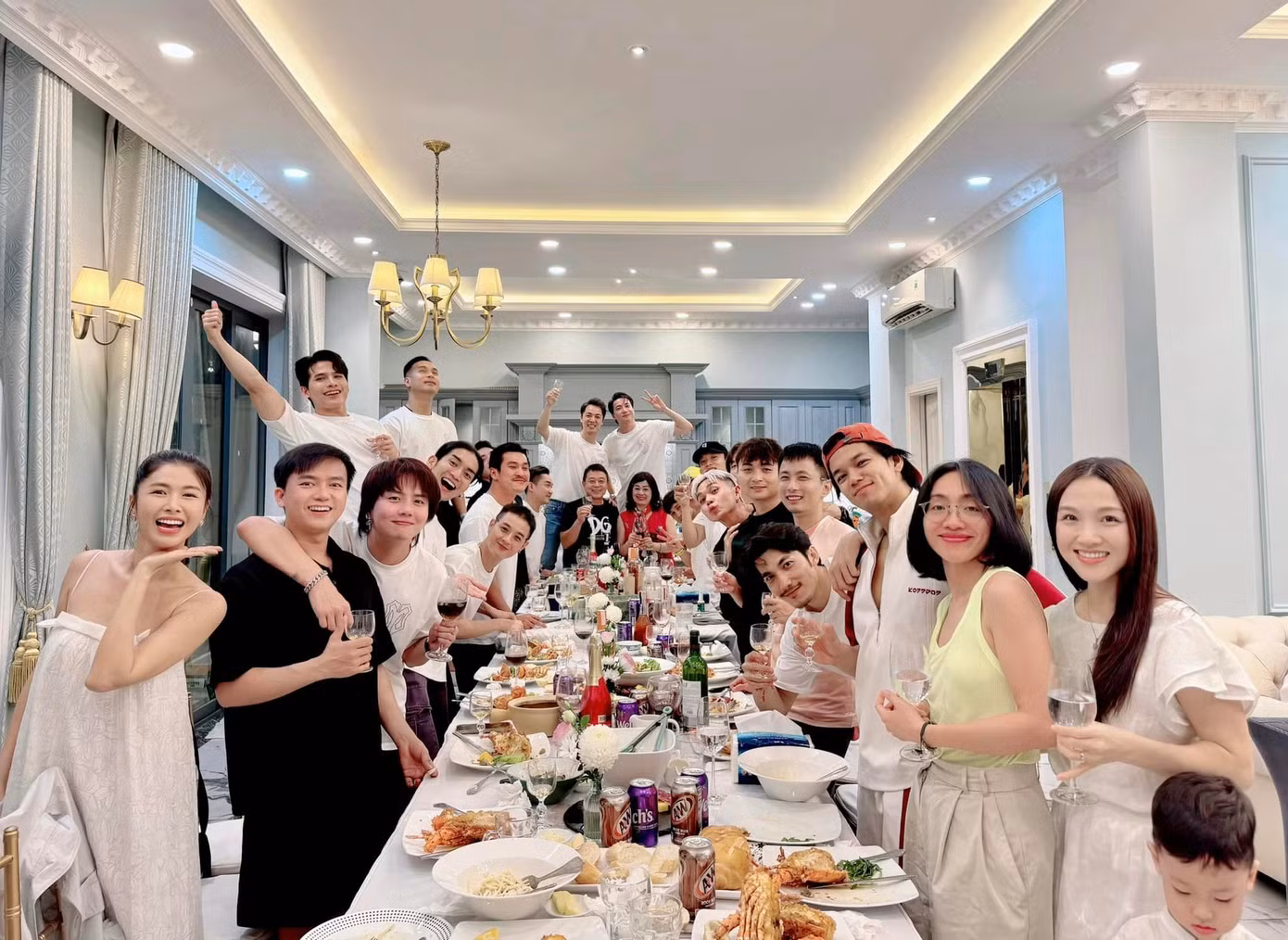 Dàn "anh tài" vừa có buổi tiệc thịnh soạn tại nhà ca sĩ Đăng Khôi.