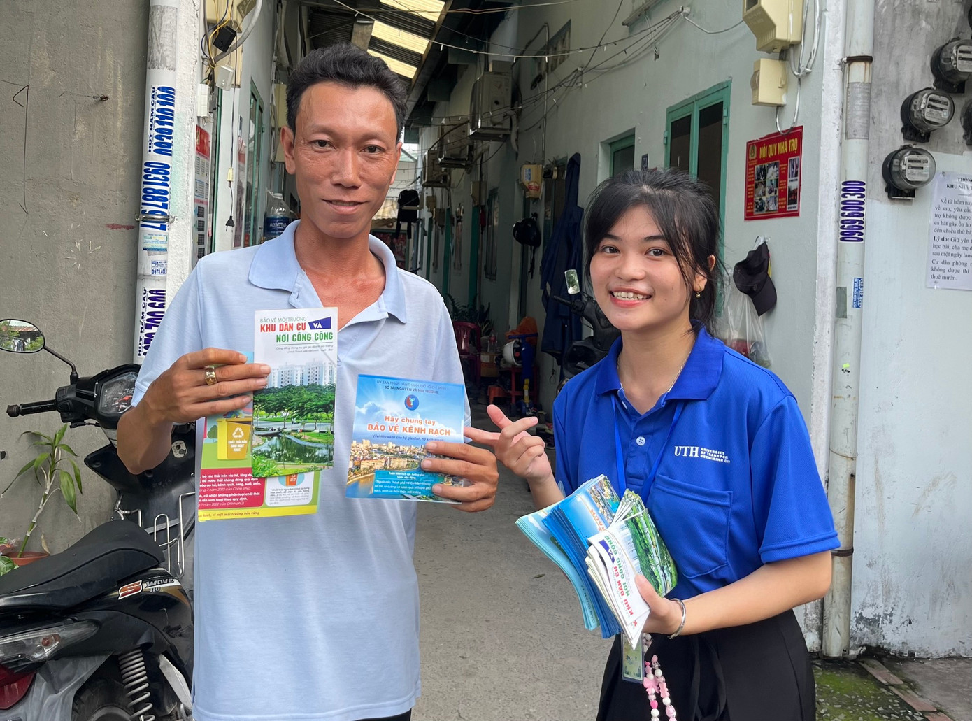 Các chiến sĩ Mùa Hè Xanh UTH còn tham gia phát tờ rơi, tuyên truyền bảo vệ môi trường. Ảnh: UBND Phường Tân Chánh Hiệp