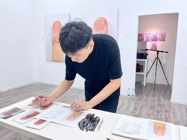 "Ảnh thẻ của ngón tay" không chỉ là một triển lãm nghệ thuật, mà còn là một lời nhắc nhở dịu dàng về sự quan tâm đối với những chi tiết nhỏ nhặt trong cuộc sống của học sinh. "Ảnh thẻ của ngón tay" không chỉ là một triển lãm nghệ thuật, mà còn là một lời nhắc nhở dịu dàng về sự quan tâm đối với những chi tiết nhỏ nhặt trong cuộc sống của học sinh.