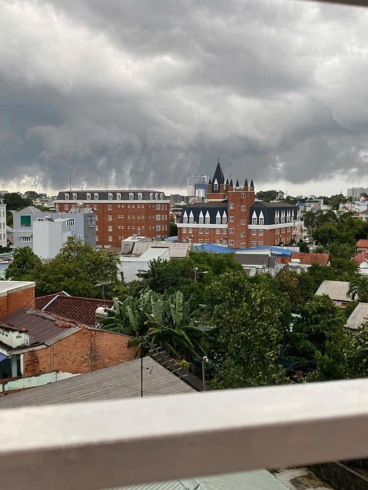 Đám mây từ xa nhìn như những "vòi rồng" bốc lên trời. Ảnh: TheAnh28Entertaiment Đám mây từ xa nhìn như những "vòi rồng" bốc lên trời. Ảnh: TheAnh28Entertaiment