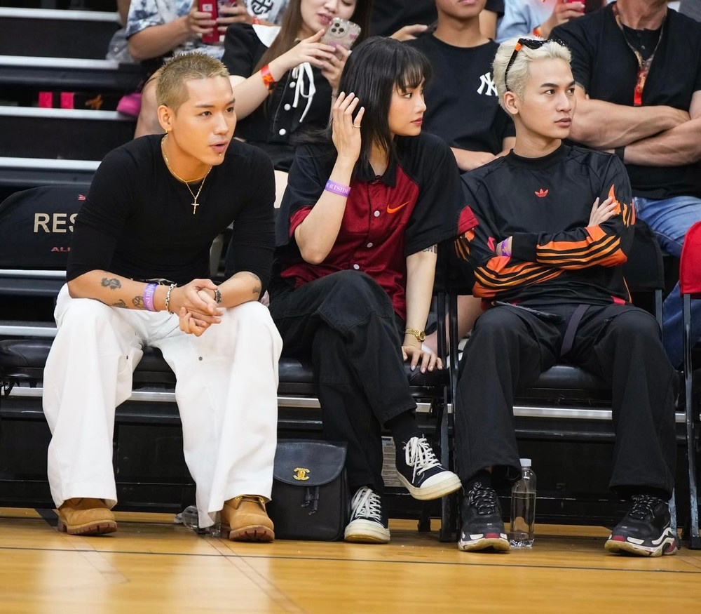 Miu Lê và WEAN LE cùng nhau xem bóng rổ. Miu Lê và WEAN LE cùng nhau xem bóng rổ.