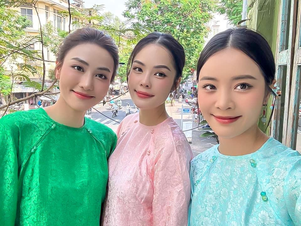 Ngân Khánh, Dương Cẩm Lynh và Karen xúng xính áo dài trên đường phố ngày cuối năm.