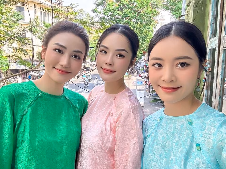 Ngân Khánh, Dương Cẩm Lynh và Karen xúng xính áo dài trên đường phố ngày cuối năm.