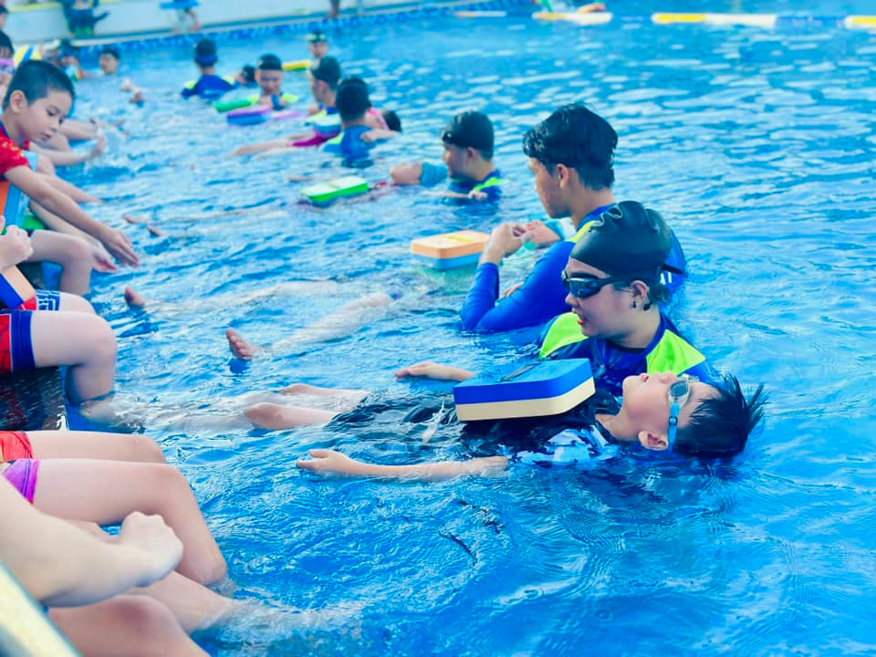 Hơn hết, tạo ra phong trào tập luyện môn bơi ở địa phương, giúp học sinh nâng cao sức khỏe và giao lưu với bạn bè. Ảnh: Tuổi trẻ Đà Nẵng Hơn hết, tạo ra phong trào tập luyện môn bơi ở địa phương, giúp học sinh nâng cao sức khỏe và giao lưu với bạn bè. Ảnh: Tuổi trẻ Đà Nẵng