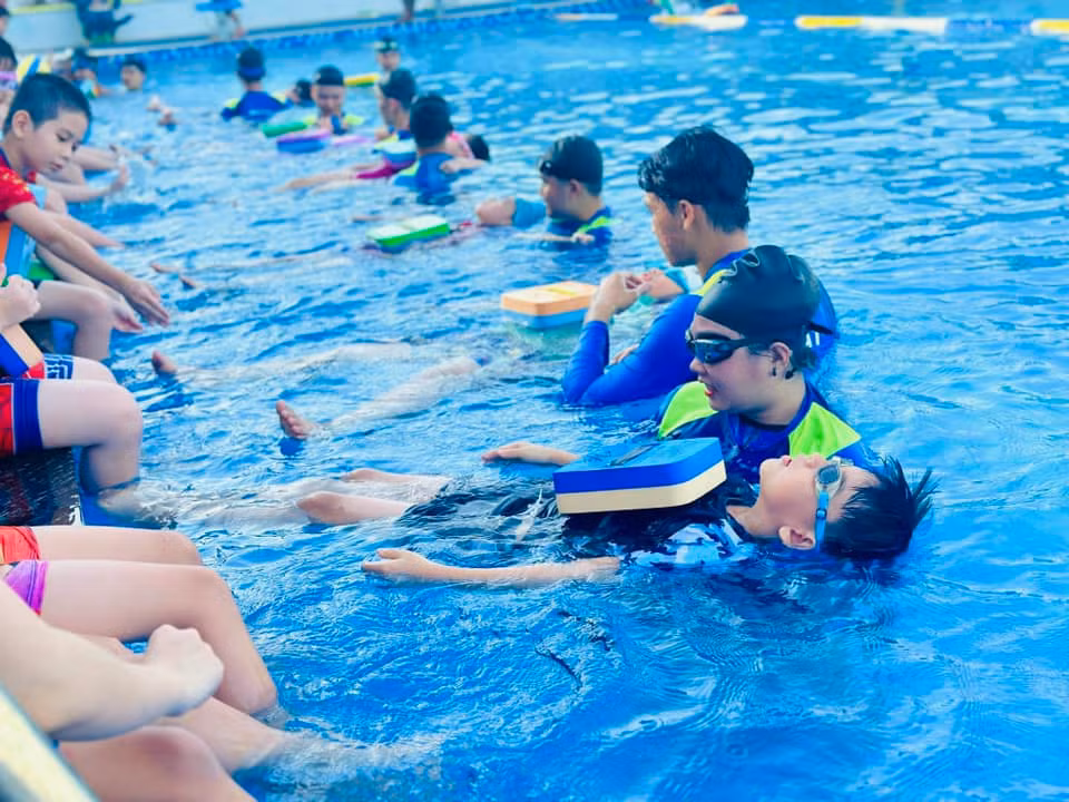 Hơn hết, tạo ra phong trào tập luyện môn bơi ở địa phương, giúp học sinh nâng cao sức khỏe và giao lưu với bạn bè. Ảnh: Tuổi trẻ Đà Nẵng