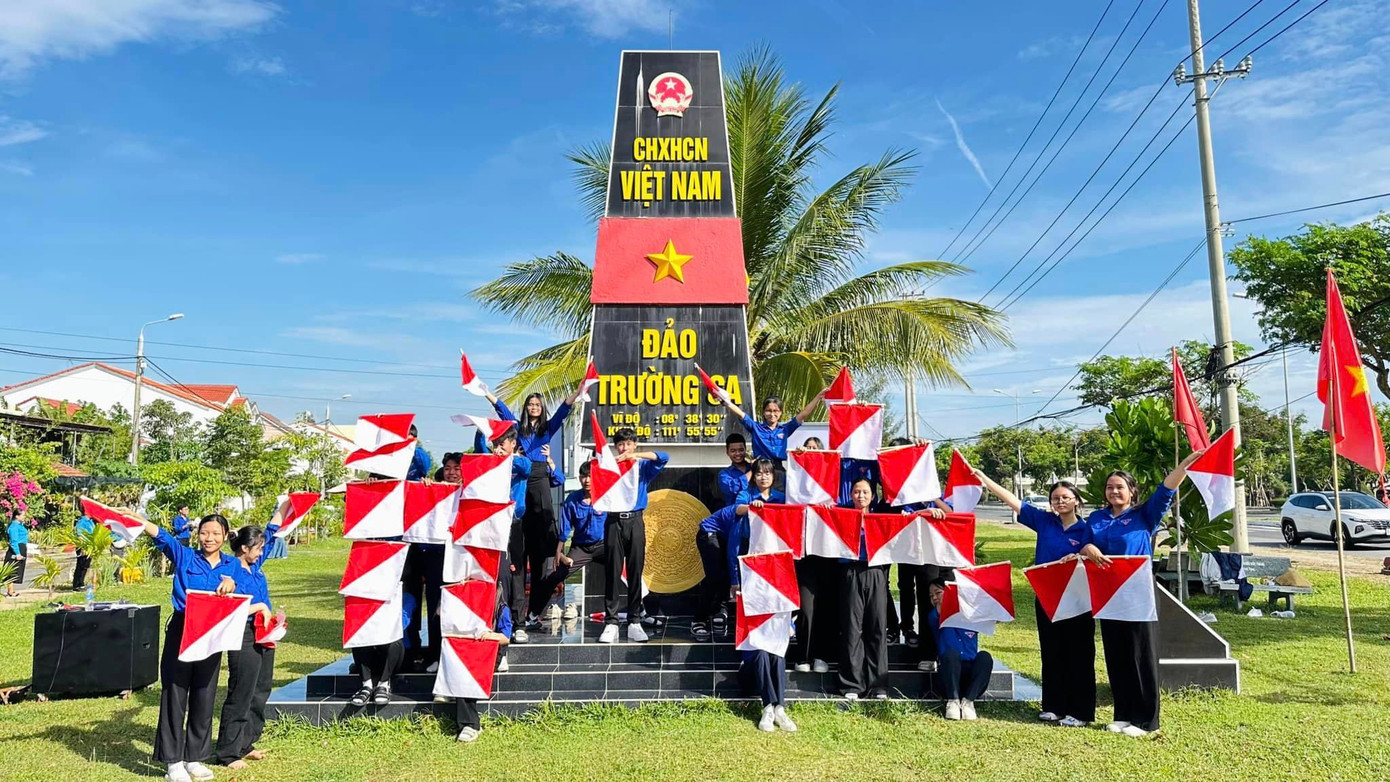 Học sinh THPT chuyên Lê Thánh Tông với Hành trình Tôi yêu Tổ quốc tôi 2024 tại mô hình cột mốc Trường Sa (Cẩm An, TP. Hội An). Ảnh: Fanpage Tuổi trẻ THPT chuyên Lê Thánh Tông Học sinh THPT chuyên Lê Thánh Tông với Hành trình Tôi yêu Tổ quốc tôi 2024 tại mô hình cột mốc Trường Sa (Cẩm An, TP. Hội An). Ảnh: Fanpage Tuổi trẻ THPT chuyên Lê Thánh Tông