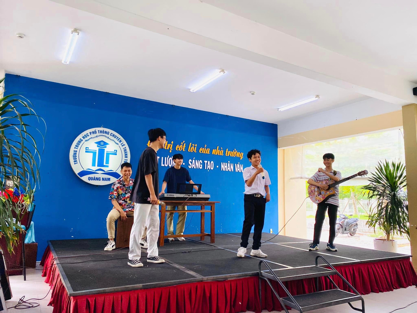 Teen THPT chuyên Lê Thánh Tông luôn là những "cây văn nghệ" đầy tài năng. Ảnh: Fanpage Tuổi trẻ THPT chuyên Lê Thánh Tông Teen THPT chuyên Lê Thánh Tông luôn là những "cây văn nghệ" đầy tài năng. Ảnh: Fanpage Tuổi trẻ THPT chuyên Lê Thánh Tông