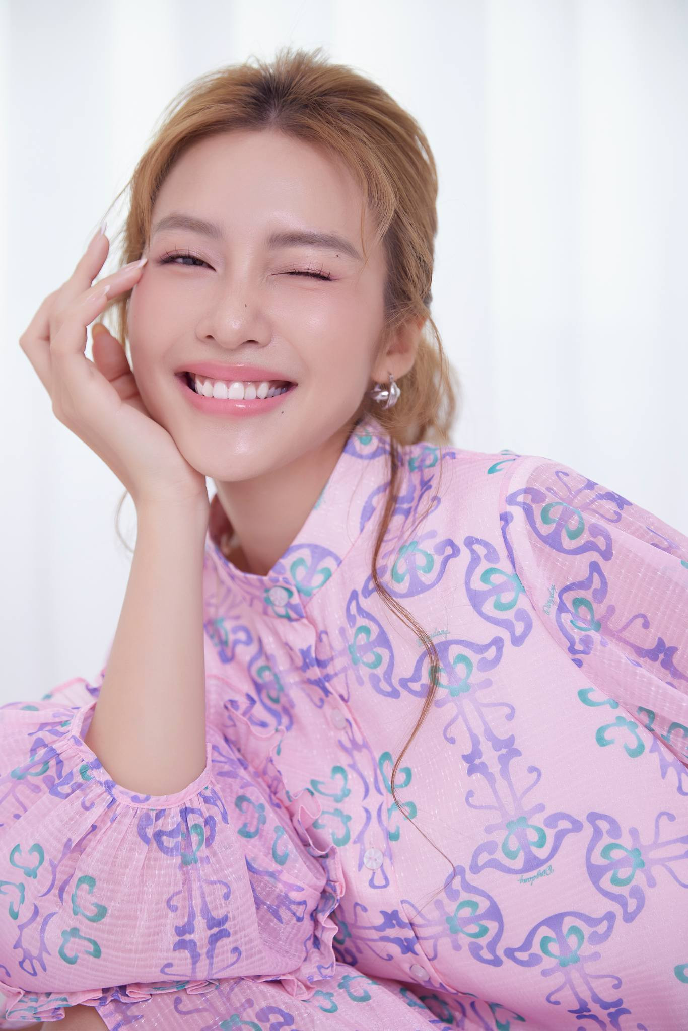 Khả Ngân được khán giả chú ý qua các bộ phim Hậu Duệ Mặt Trời, 11 Tháng 5 Ngày, Gia Đình Mình Vui Bất Thình Lình... Bên cạnh đó, cô còn từng tham gia Bước Nhảy Hoàn Vũ 2016, Sao Nhập Ngũ và nhiều gameshow khác. Khả Ngân được khán giả chú ý qua các bộ phim Hậu Duệ Mặt Trời, 11 Tháng 5 Ngày, Gia Đình Mình Vui Bất Thình Lình... Bên cạnh đó, cô còn từng tham gia Bước Nhảy Hoàn Vũ 2016, Sao Nhập Ngũ và nhiều gameshow khác.