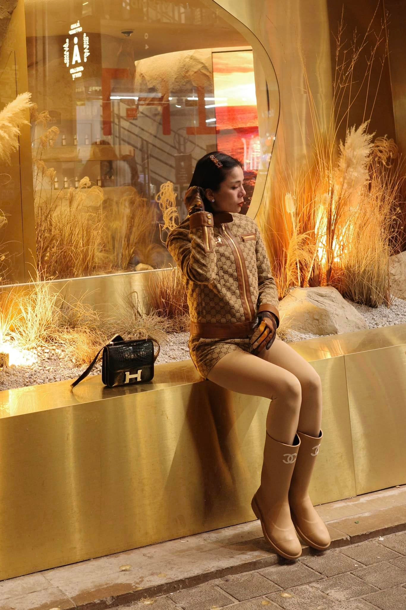 Trên Gucci dưới Chanel hờ hững Hermès nhưng cách phối đồ hơi "tham" chi tiết.