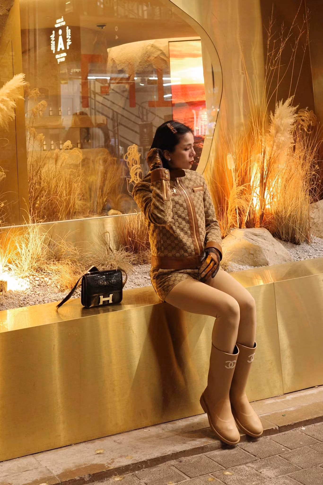 Trên Gucci dưới Chanel hờ hững Hermès nhưng cách phối đồ hơi "tham" chi tiết.