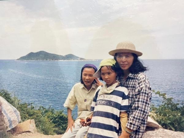 Siêu mẫu Minh Triệu chia sẻ hình ảnh đi du lịch cùng mẹ lúc nhỏ. Siêu mẫu Minh Triệu chia sẻ hình ảnh đi du lịch cùng mẹ lúc nhỏ.