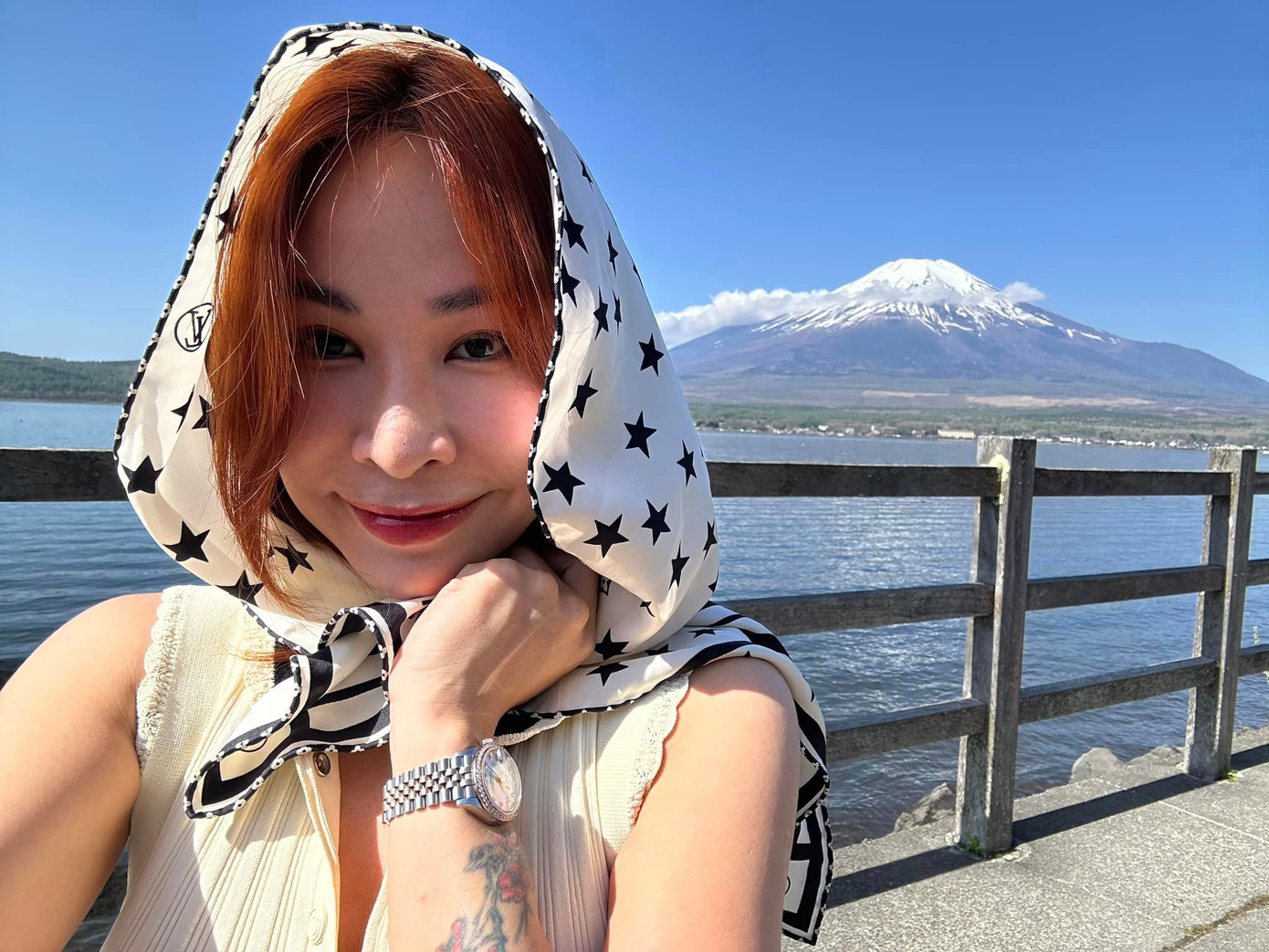 Uyên Linh check-in tại Nhật Bản.