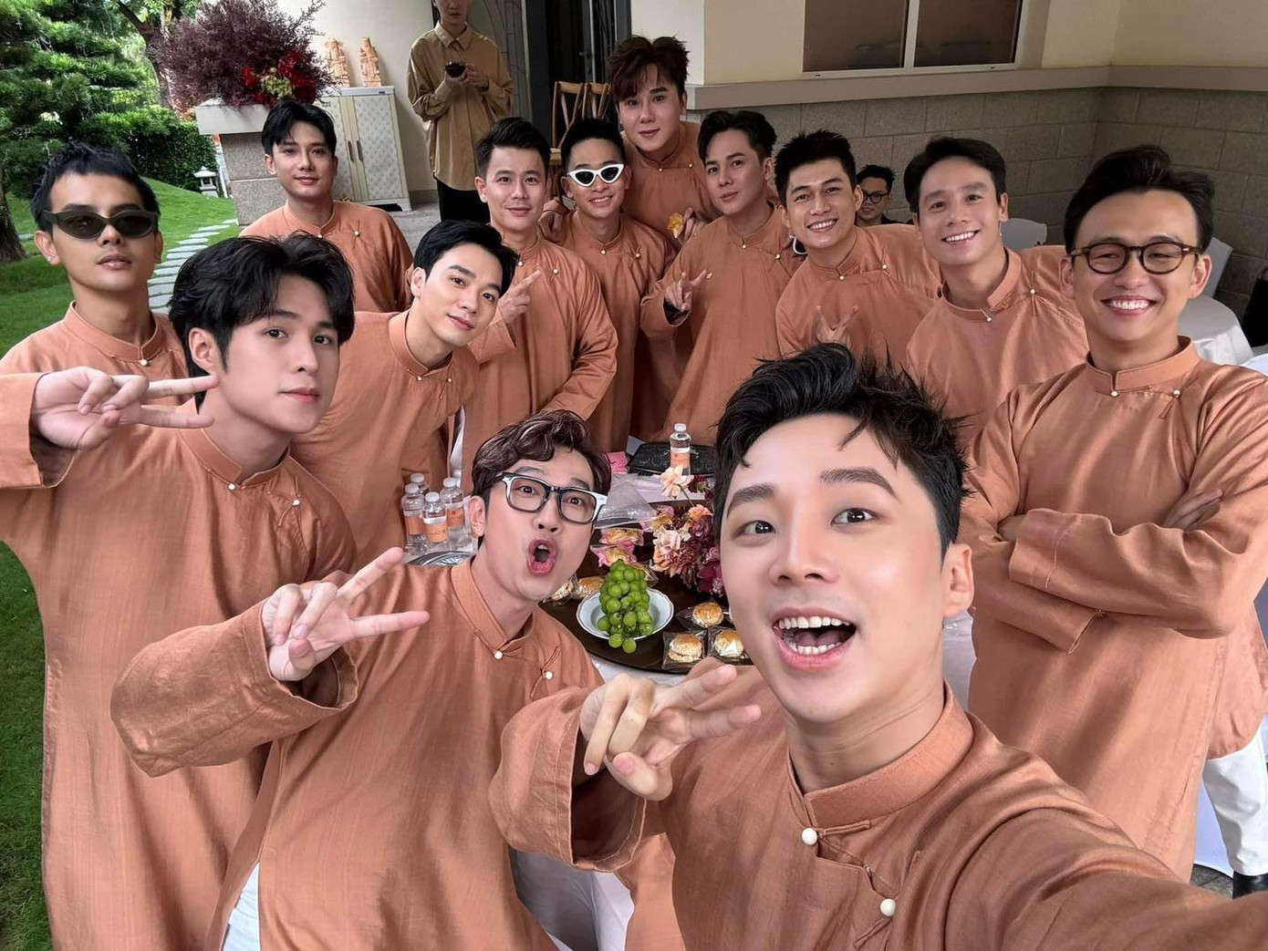 Những chiếc áo dài của đội bê tráp được thiết kế riêng theo số đo mỗi người, dù đơn giản nhưng đầy ý nghĩa, sang trọng.