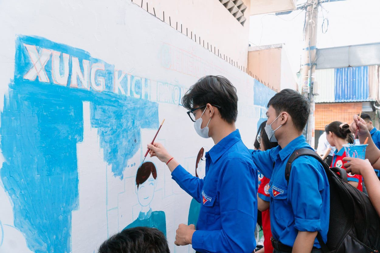 Tuổi trẻ thành phố tham gia vẽ tranh tuyên truyền phòng chống ma túy tại các phường, khu phố. Ảnh: Mùa hè xanh - TP.HCM. Tuổi trẻ thành phố tham gia vẽ tranh tuyên truyền phòng chống ma túy tại các phường, khu phố. Ảnh: Mùa hè xanh - TP.HCM.