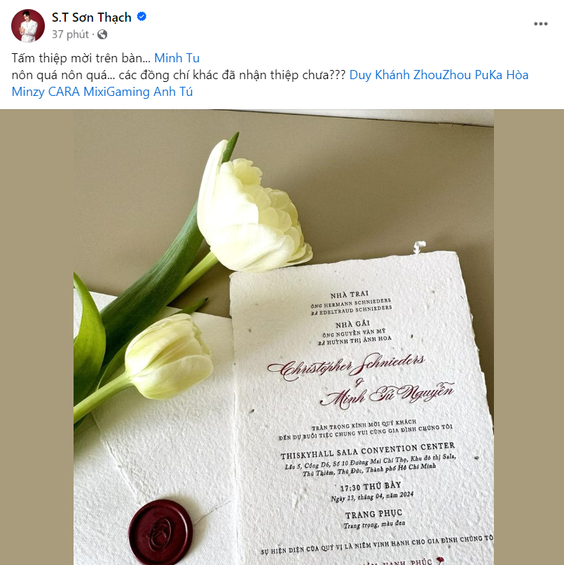 S.T Sơn Thạch háo hức khoe tấm thiệp từ "đồng chí" Minh Tú. S.T Sơn Thạch háo hức khoe tấm thiệp từ "đồng chí" Minh Tú.