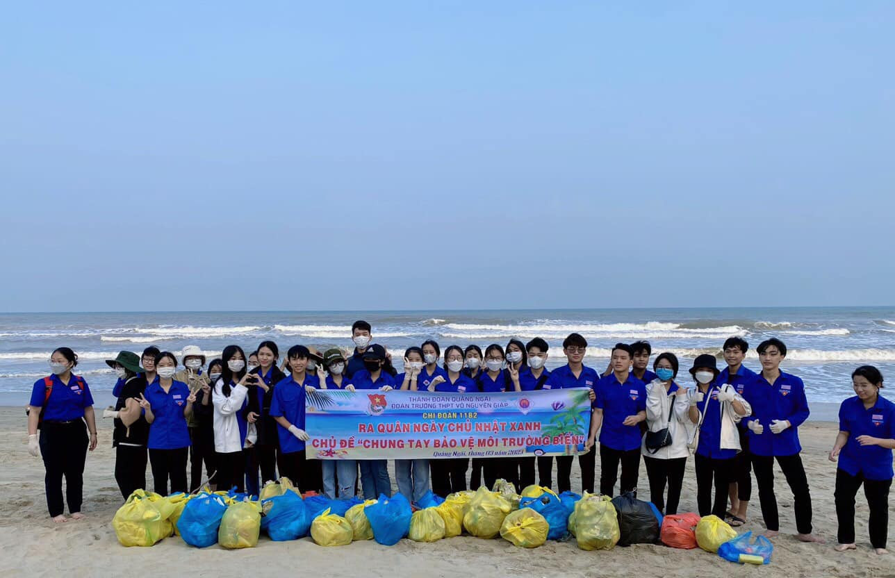 Các teen cùng hưởng ứng, chung tay và ra quân bảo vệ môi trường biển. Ảnh: Fanpage Tuổi Trẻ Trường THPT Võ Nguyên Giáp. Các teen cùng hưởng ứng, chung tay và ra quân bảo vệ môi trường biển. Ảnh: Fanpage Tuổi Trẻ Trường THPT Võ Nguyên Giáp.