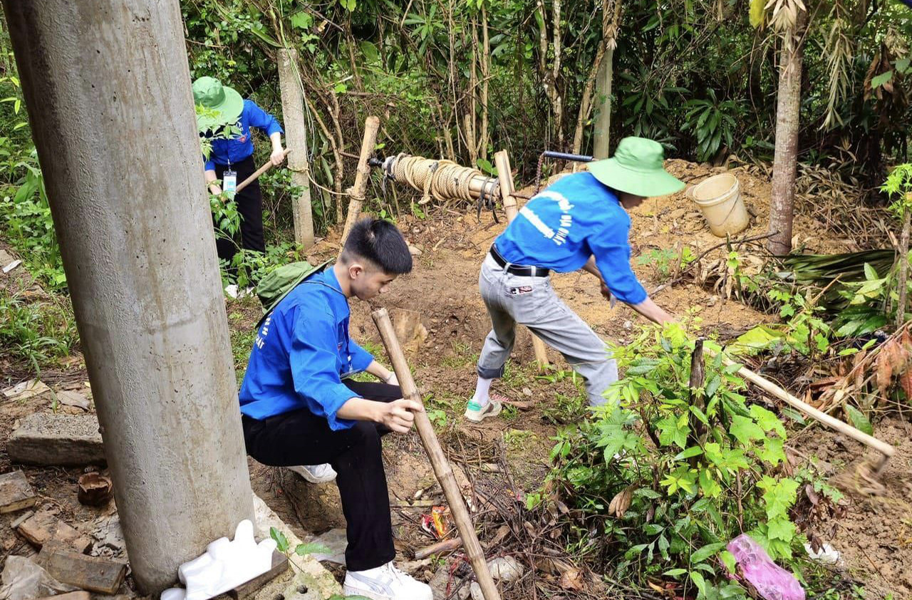 Các bạn tình nguyện hỗ trợ làm hố xử lý nước thải sinh hoạt cho người dân cũng như vệ sinh, dọn dẹp, khơi thông dòng chảy. Ảnh: Đoàn Thanh niên - Hội Sinh viên HUMG Các bạn tình nguyện hỗ trợ làm hố xử lý nước thải sinh hoạt cho người dân cũng như vệ sinh, dọn dẹp, khơi thông dòng chảy. Ảnh: Đoàn Thanh niên - Hội Sinh viên HUMG