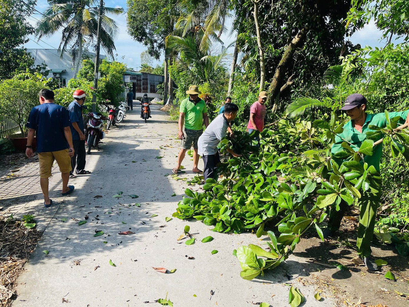 Người dân địa phương cùng chung tay, phối hợp với lực lượng thực hiện nhiệm vụ trong các phần việc để đẩy nhanh tiến độ, chung tay xây dựng xã hội.