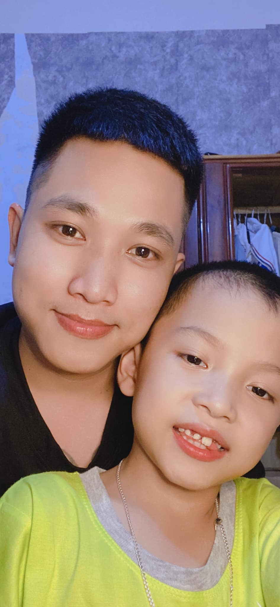 Hình ảnh hạnh phúc khi hai bố con được ở bên cạnh nhau. Ảnh: FBNV.