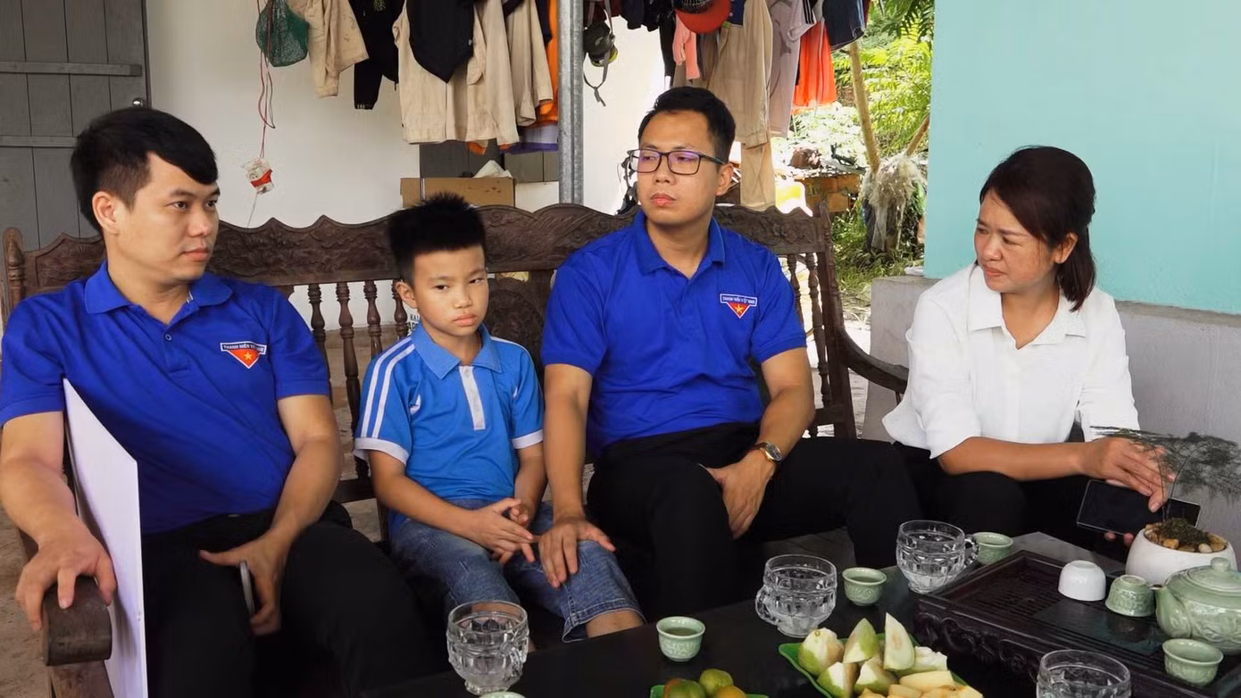 Em Duy Anh cùng các lãnh đạo và đoàn viên thanh niên Thành đoàn Cẩm Phả. Ảnh: Cổng Thông tin điện tử thành phố Cẩm Phả
