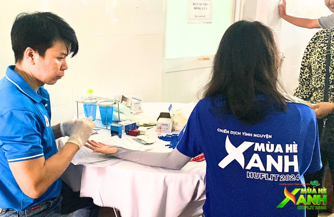 Các chiến sĩ Mùa Hè Xanh ĐH Ngoại ngữ - Tin học TP.HCM đã góp phần "tô điểm" thêm truyền thống “thương người như thể thương thân” tốt đẹp của dân tộc.