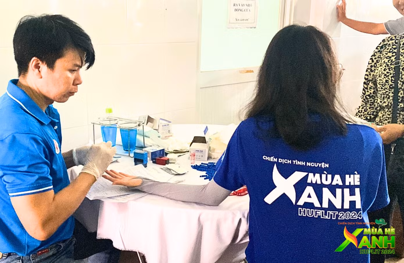 Các chiến sĩ Mùa Hè Xanh ĐH Ngoại ngữ - Tin học TP.HCM đã góp phần "tô điểm" thêm truyền thống “thương người như thể thương thân” tốt đẹp của dân tộc.