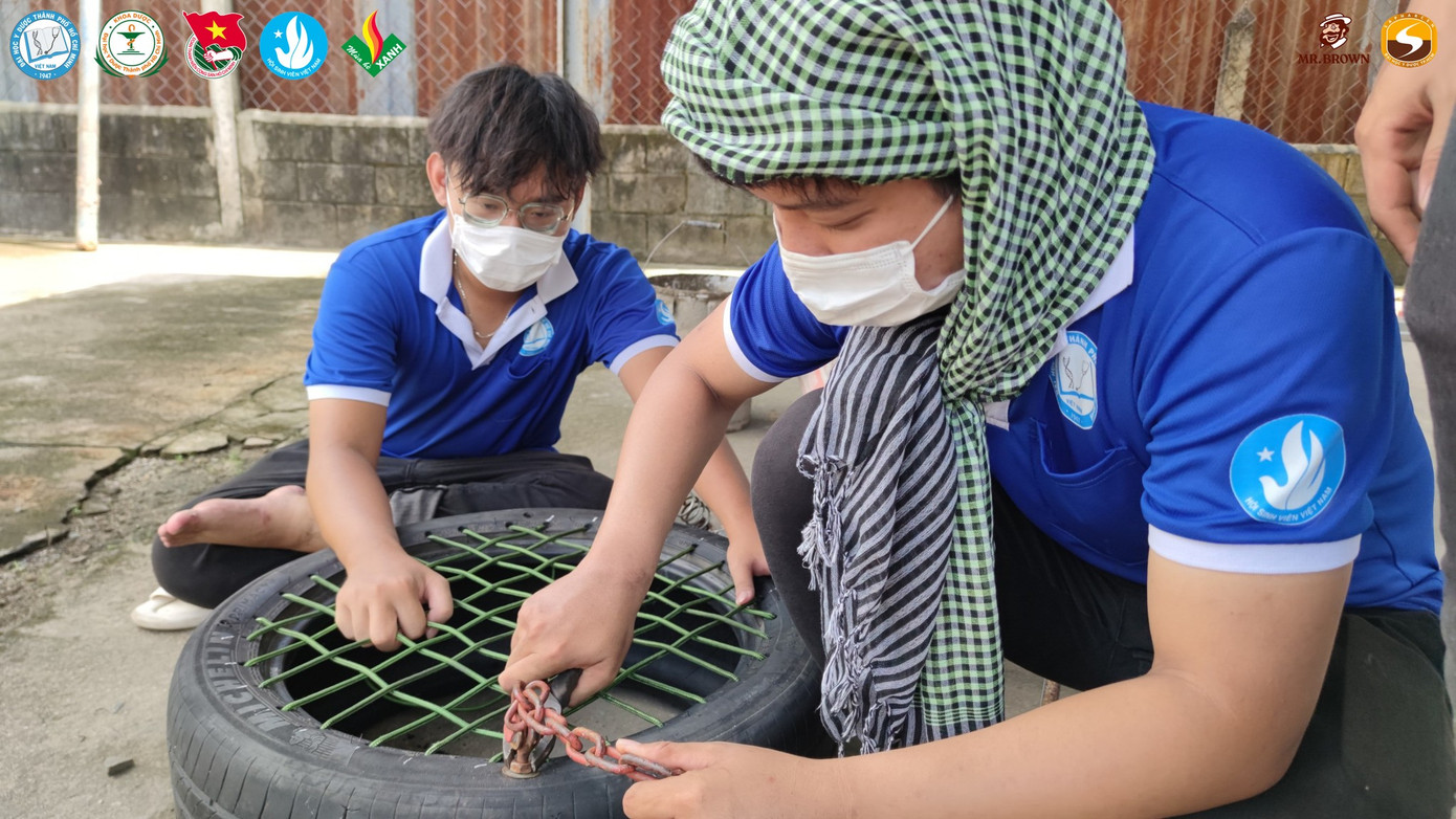 Các chiến sĩ Mùa Hè Xanh tận dụng vỏ bánh xe cũ để tạo thành xích đu. Ảnh: Blouse trắng tình nguyện Đại học Y Dược TP. Hồ Chí Minh Các chiến sĩ Mùa Hè Xanh tận dụng vỏ bánh xe cũ để tạo thành xích đu. Ảnh: Blouse trắng tình nguyện Đại học Y Dược TP. Hồ Chí Minh