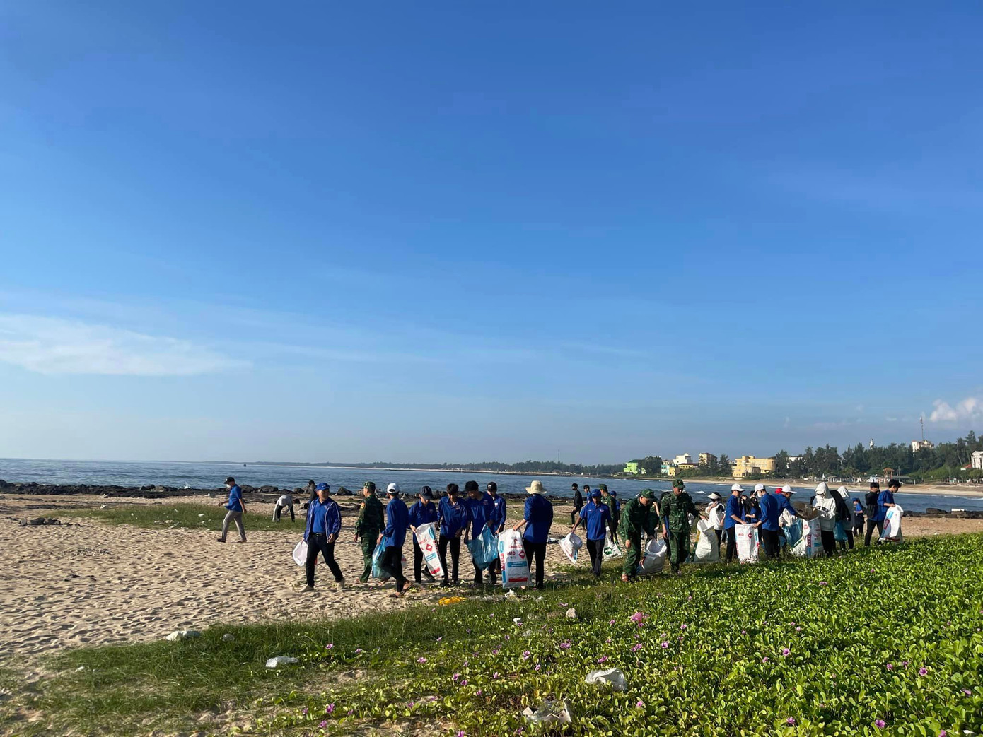 Các chiến sĩ bộ đội biên phòng cũng chung tay, góp sức làm sạch bãi biển. Ảnh: Fanpage Huyện Đoàn Vĩnh Linh