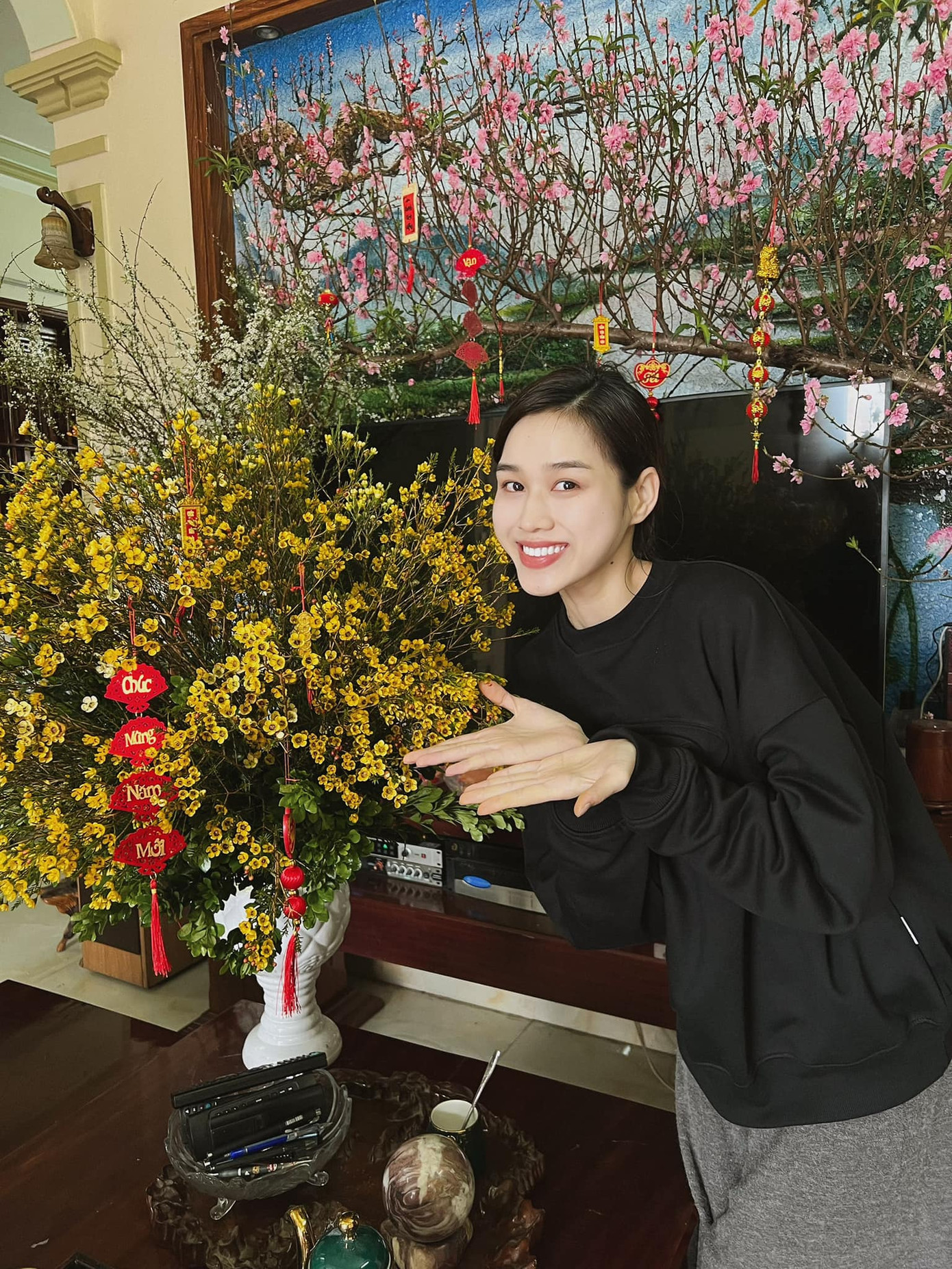 Hoa hậu Đỗ Thị Hà trổ tài cắm hoa Tết.