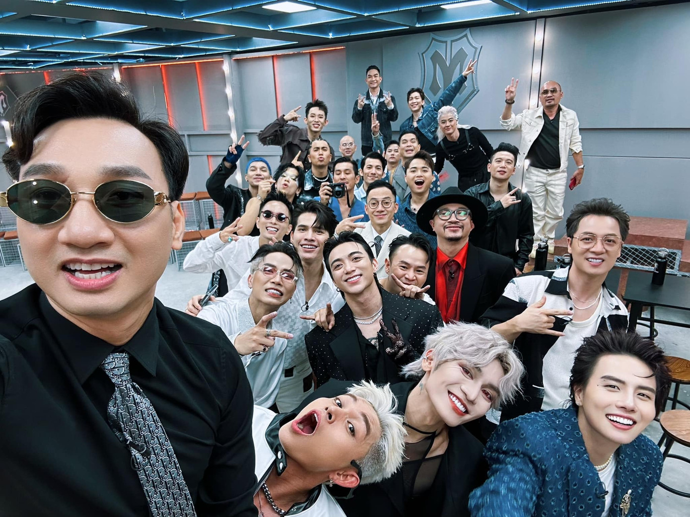 Hình ảnh phía sau sân khấu của dàn thí sinh tại Anh Trai Vượt Ngàn Chông Gai.