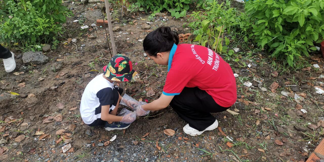 Các em thiếu nhi cũng được ủng hộ tham gia hoạt động dọn rác, trồng cây để nâng cao ý thức bảo vệ môi trường. Ảnh: Đoàn trường THPT Thủ Thiêm.